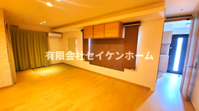 武蔵高萩中古戸建の居間・リビング