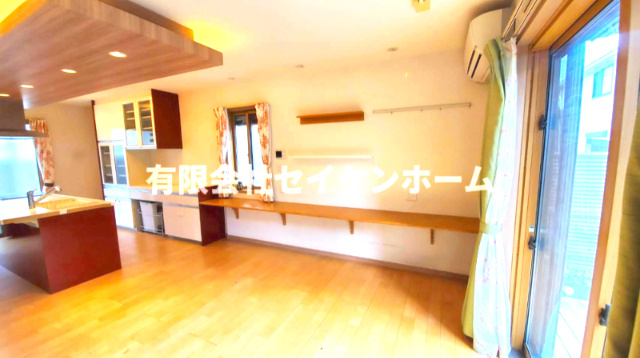 武蔵高萩中古戸建の居間・リビング