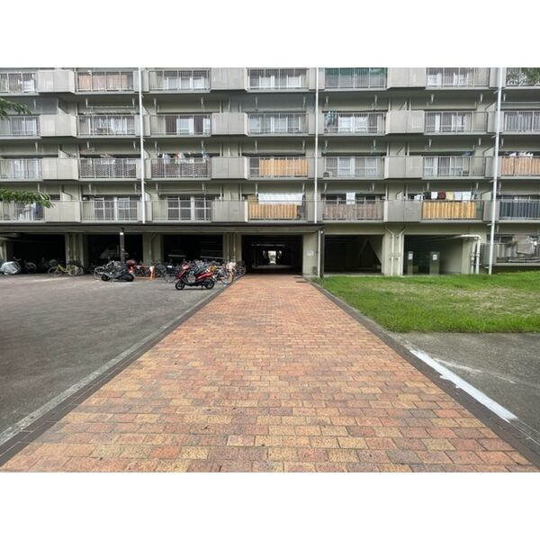 山科市営住宅1棟のエントランス