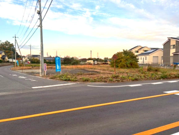 資材置場等用地 坂戸市横沼の外観|県道に面した角地