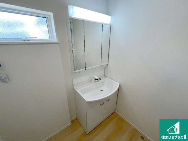 京都市山科区北花山市田町　第1期　新築一戸建ての独立洗面台|清潔感のある洗面台です。フラットな鏡は掃除がしやすく毎日清潔！鏡裏には収納があるのでスッキリとした洗面台が保てます。