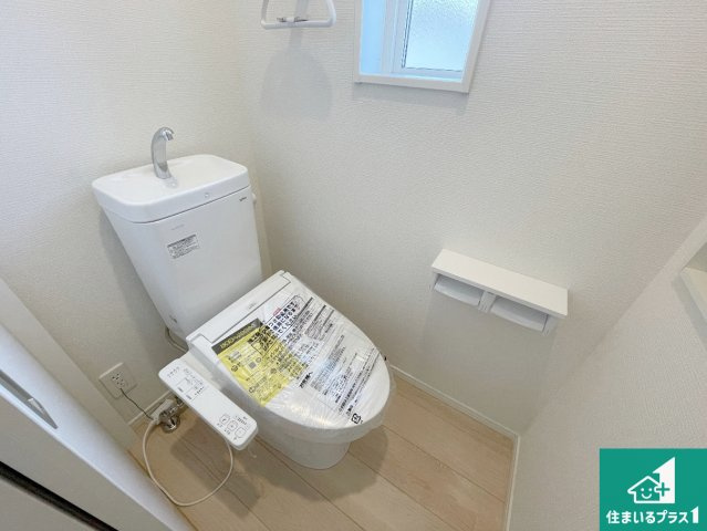 京都市山科区北花山市田町　第1期　新築一戸建てのトイレ|1・2階の2ヶ所にあるので、朝の忙しい時間の順番待ちもなく、深夜の利用にも大変便利です。