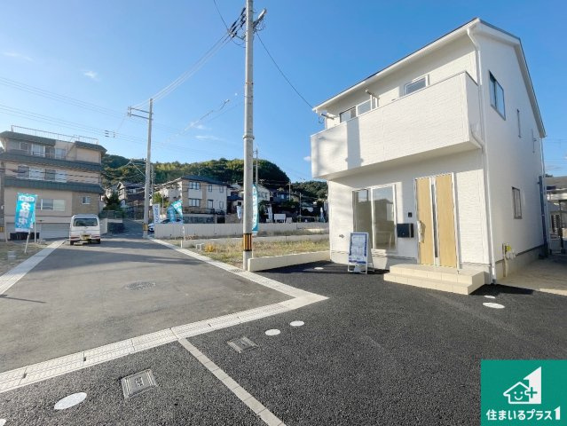 京都市山科区北花山市田町　第1期　新築一戸建ての前面道路含む現地写真|周辺は閑静な住宅街！前面道路広々で車の出し入れも便利です。駐車が苦手な方でも安心して車庫入れできます！