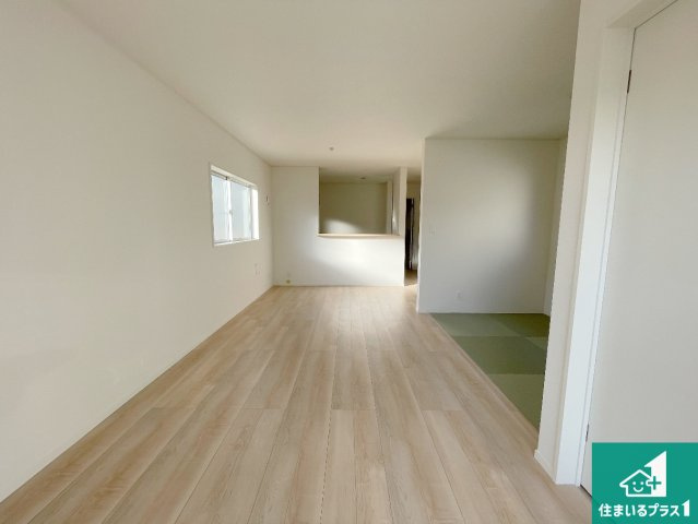 京都市山科区北花山市田町　第1期　新築一戸建ての居間・リビング|日当たり良好の明るいリビングで朝の目覚めもスッキリできそう！対面キッチンでご家族のコミュニケーションも自然と増える設計！小さなお子様が遊ぶスペースを作っても広々とくつろげるLDK！