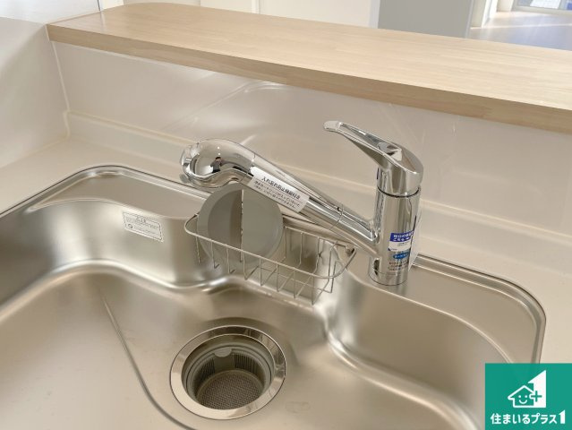 京都市山科区北花山市田町　第1期　新築一戸建ての設備|浄水器を内蔵！炊飯時、お茶を作る時に安心してお水を使えます！お湯と冷水、浄水と原水、シャワーの切替えもワンタッチです！