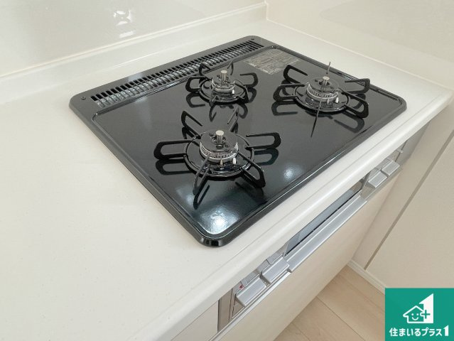 京都市山科区北花山市田町　第1期　新築一戸建ての設備|ダブル高火力Ｓｉセンサー付きコンロ！３口あるので、まとめて料理をする時も大活躍！