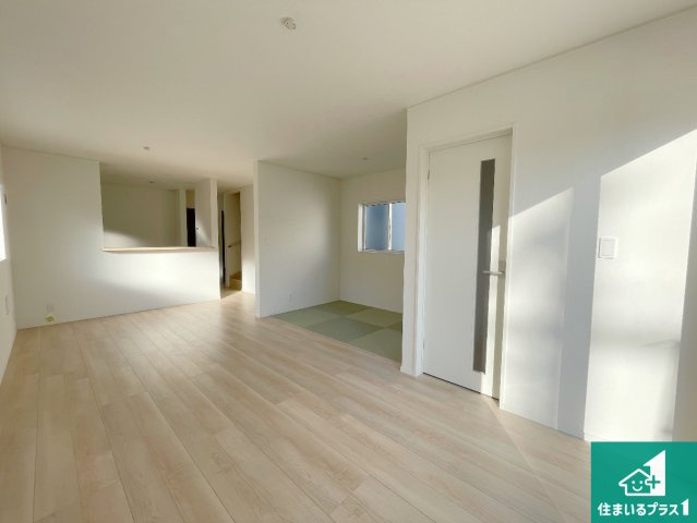 京都市山科区北花山市田町　第1期　新築一戸建ての居間・リビング|シンプルなリビングは、観葉植物等のインテリアを楽しめますね！パパ好みにも、ママ好みにも家具次第で雰囲気を変えることができます！