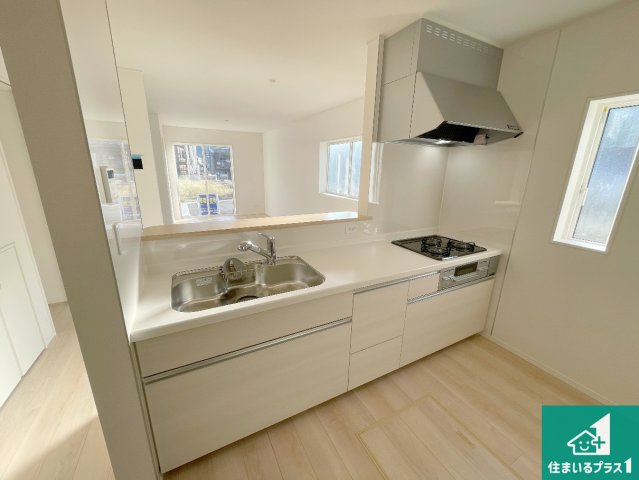 京都市山科区北花山市田町　第1期　新築一戸建てのキッチン|リビングと統一感があり、使い勝手のいいキッチン。広々としているので、二人並んで作業が出来ちゃいます。お子様と一緒に色々なお料理に挑戦できるスペースがあります。