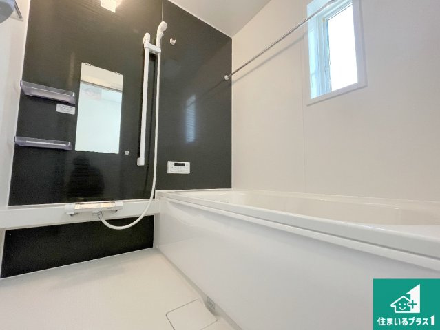 京都市山科区北花山市田町　第1期　新築一戸建ての浴室|足をゆったり伸ばして寛げる浴槽です。窓が設けられていますので差し込む光が明るく穏やかな雰囲気にしてくれます♪浴室乾燥機も設置しているので、雨の日の洗濯物も安心です♪