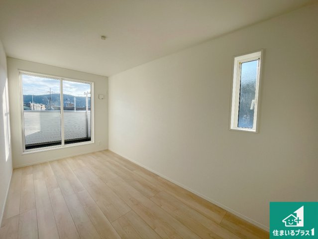 京都市山科区北花山市田町　第1期　新築一戸建ての洋室|シンプルな洋室は、自分好みのインテリアが楽しめます♪ご家族とインテリアや家具を選びに行くのは新築購入時の醍醐味の一つです。ぜひお楽しみください♪