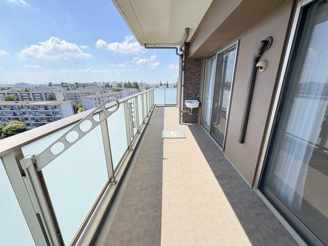 グランメディオ新三郷のバルコニー|南西向きの明るいバルコニーです