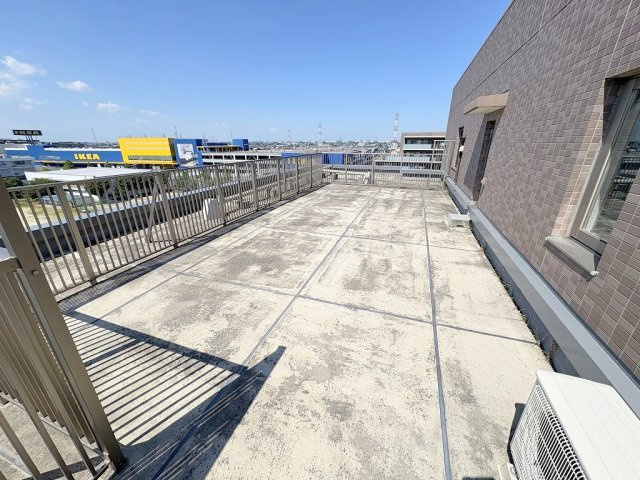 グランメディオ新三郷のバルコニー|44.36平米の広々ルーフバルコニー