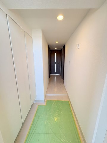 グランメディオ新三郷の玄関|玄関から見た室内写真です