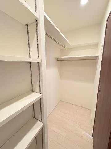 グランメディオ新三郷の収納|洋室・廊下から行き来できるウォークインクローゼットです