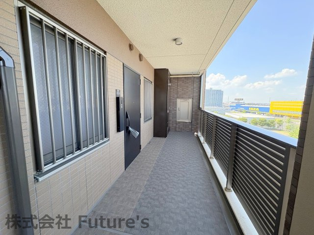 グランメディオ新三郷のその他共用部分|玄関前の写真です