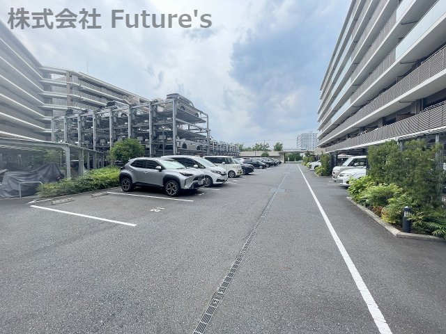グランメディオ新三郷の駐車場|敷地内駐車場あり（要空き確認）