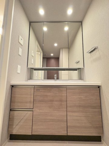 グランメディオ新三郷の独立洗面台|三面鏡付きシャワードレッサーで朝の準備も快適