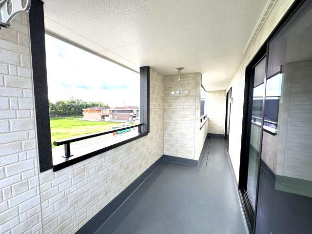リーブルガーデンS  前橋茂木町第３　７号棟のバルコニー|陽当たり良好なワイドバルコニーです。屋根付きなので雨でも洗濯物が濡れません。
