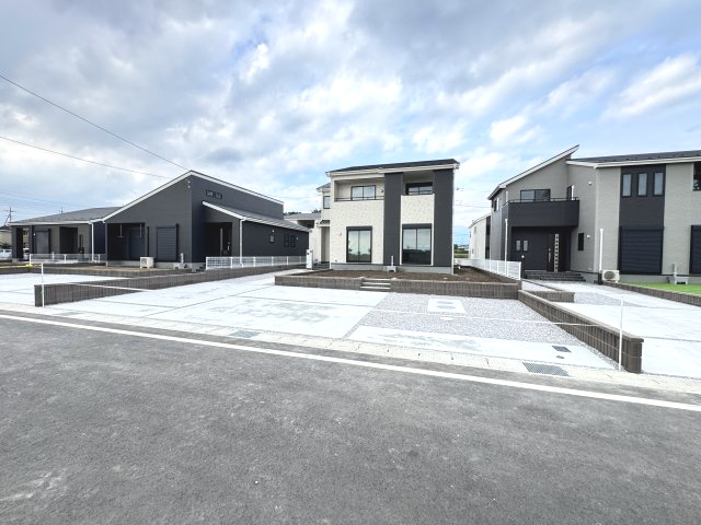 リーブルガーデンS  前橋茂木町第３　７号棟の駐車場|駐車場もキレイに整備されています。並列３台以上駐車可能ですよ！