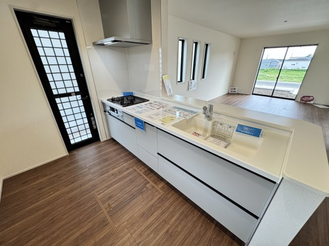 リーブルガーデンS  前橋茂木町第３　７号棟のキッチン|人気のカウンターキッチン採用です☆ゴミ出しに便利な勝手口付き！
コンロも３口ご用意しています！調理スペースも広くストレスなくお料理できます。
浄水器つきなので美味しいお水も飲めますよ♪
