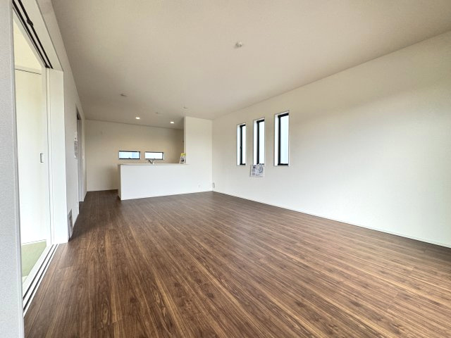 リーブルガーデンS  前橋茂木町第３　７号棟の居間・リビング|18帖リビング♪人気の対面式キッチンを配した空間はお好みの家具も合わせやすく、家族がくつろぐ快適な空間造りをサポート。窓からは明るい陽光が差し込みます。