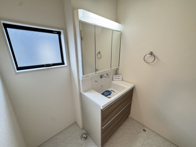 リーブルガーデンS  前橋茂木町第３　７号棟の独立洗面台|シャワー水栓付き洗面台で朝の身支度もバッチリです！
洗面台には収納スペースもあり洗面室もすっきり片付きますよ！
