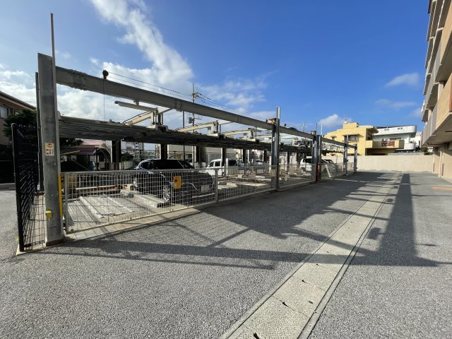 ワイズエステムコート美原の駐車場