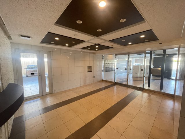 ワイズエステムコート美原のエントランス