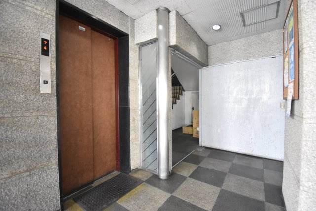 ハイツ粟新のエントランス