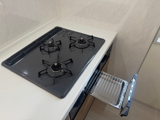 いろどりアイタウン倉敷市大内②号棟のキッチン|３口のガスコンロ。