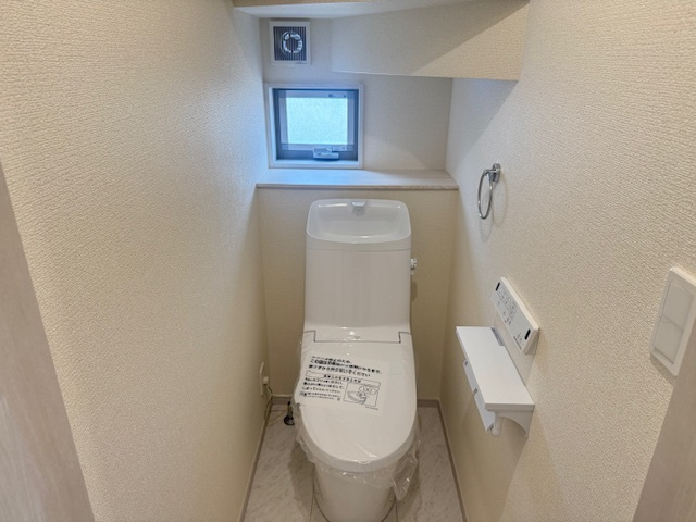 いろどりアイタウン倉敷市大内②号棟のトイレ|１階シャワー付きトイレ。

