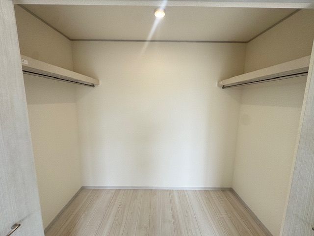 いろどりアイタウン倉敷市大内②号棟の収納|２階主寝室のウォークインクローゼット。