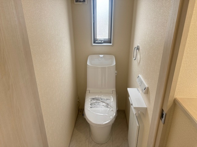 いろどりアイタウン倉敷市大内②号棟のトイレ|２階シャワー付きトイレ。