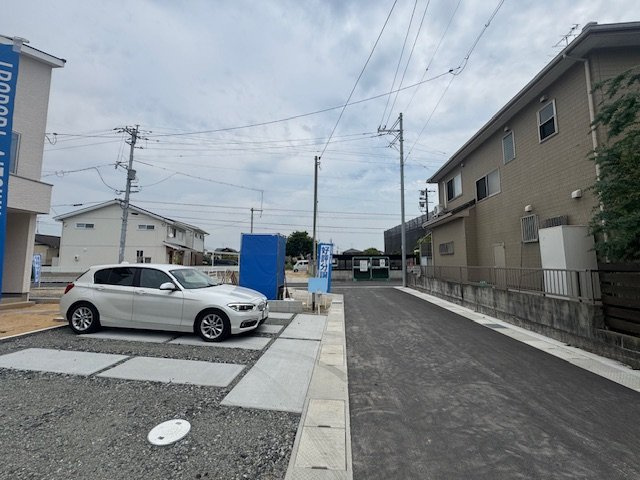 いろどりアイタウン倉敷市大内②号棟の前面道路含む現地写真|前面道路：南西側幅員約５ｍです。