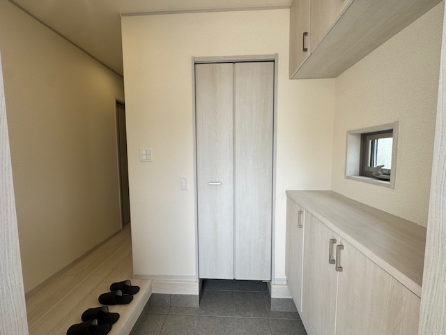 いろどりアイタウン倉敷市大内②号棟の玄関|シューズクローゼット付きで玄関がスッキリ片付きます☆