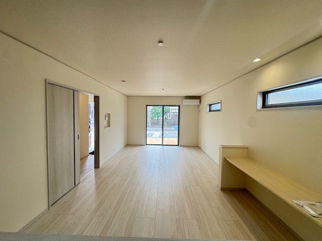 いろどりアイタウン倉敷市大内②号棟の居間・リビング|１８帖のリビングダイニング。
