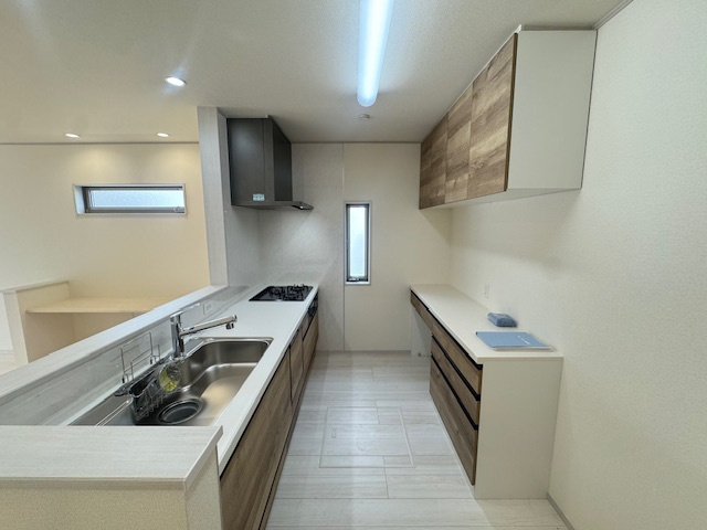 いろどりアイタウン倉敷市大内②号棟のキッチン|対面式のシステムキッチン。