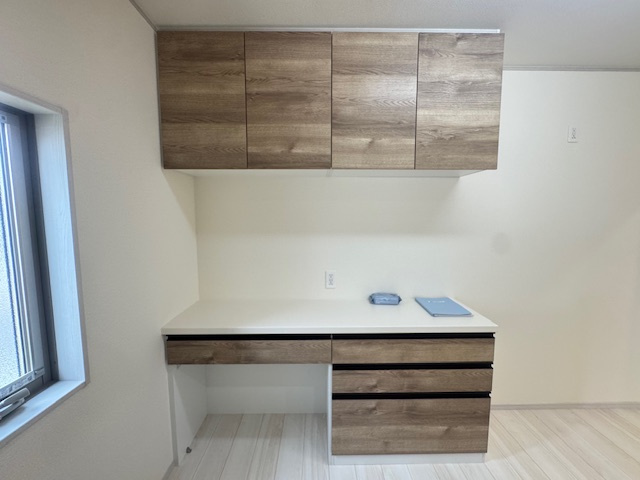 いろどりアイタウン倉敷市大内②号棟のキッチン|備え付けのカップボードとダウンウォール。
