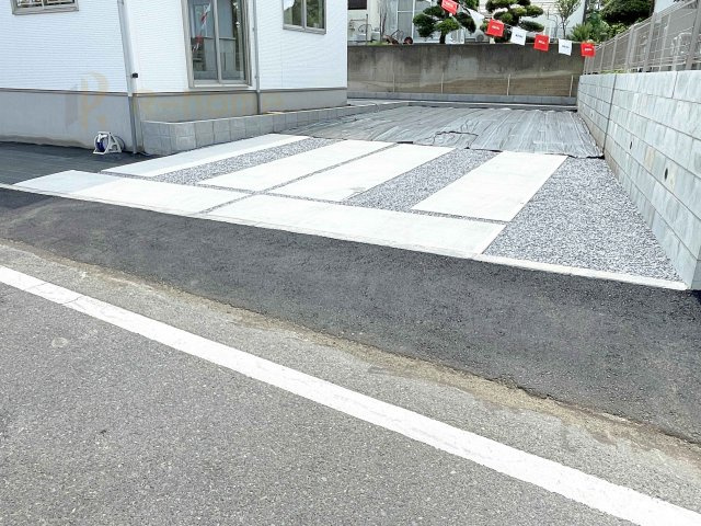 小山市間々田23期　新築戸建て　1号棟の駐車場|カースペースは3台完備。ゲスト用のスペースも確保できますね♪