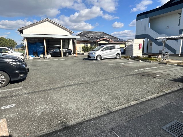 メゾン　サンフィットの駐車場