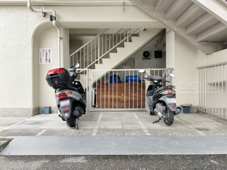 【駐車場】 | バイク置き場。空き区画の有無や駐輪料金、サイズおよび排気量規定などについては、改めてお問い合わせください。～即日のご見学可能～　お問合せはお気軽にどうぞ。