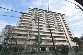 【外観】 | 手入れの行き届いた外壁やエントランスなど、「見ればわかる」レベルで清潔感を保ったマンションです。築年数を感じさせない姿で皆様をお出迎えします。～即日のご見学可能～　お問合せはお気軽にどうぞ。
