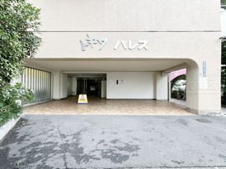 【エントランス】 | マンションの正面エントランス。出入りする人間を癒してくれるマンション入り口であり、その建物の「顔」でもあります。～即日のご見学可能～　お問合せはお気軽にどうぞ。
