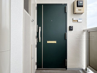 【その他共用部分】 | ダブルロック式の玄関ドアが皆様をお出迎え。お部屋のセキュリティの観点からも、うれしい設備ですね。玄関の色もシックで良い感じです。～即日のご見学可能～　お問合せはお気軽にどうぞ。