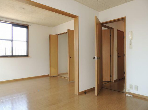 熊本市南区川尻６丁目のアパートの居間・リビング