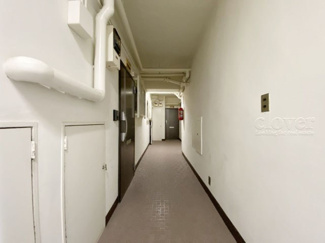 【その他共用部分】 | マンションの共用廊下です。きれいに清掃されています。周囲のお部屋の様子も、ぜひ伺ってみてください。～即日のご見学可能～　お問合せはお気軽にどうぞ。