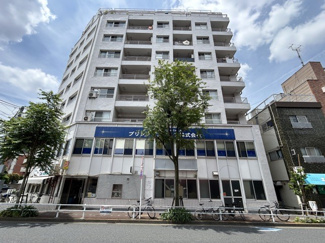 【外観】 | 手入れの行き届いた外壁やエントランスなど、「見ればわかる」レベルで清潔感を保ったマンションです。築年数を感じさせない姿で皆様をお出迎えします。～即日のご見学可能～　お問合せはお気軽にどうぞ。