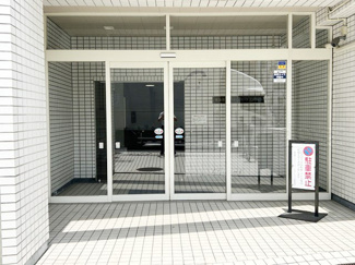 【エントランス】 | お客様を、そして住人を出迎えてくれるマンションのエントランス。ゴミが落ちていないことからも、管理状態の良さや住民の節度の高さが見て取れます。～即日のご見学可能～　お問合せはお気軽にどうぞ。