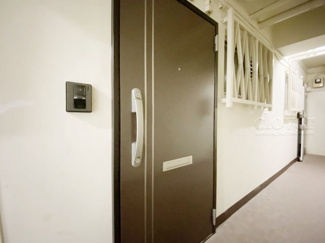 【その他共用部分】 | ダブルロック式の玄関ドアが皆様をお出迎え。お部屋のセキュリティの観点からも、うれしい設備ですね。玄関の色もシックで良い感じです。～即日のご見学可能～　お問合せはお気軽にどうぞ。