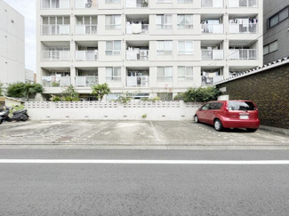【駐車場】 | マンションの駐車場スペース。空きの有無や駐車料金、サイズ規定などについては、改めてお問い合わせください。～即日のご見学可能～　お問合せはお気軽にどうぞ。